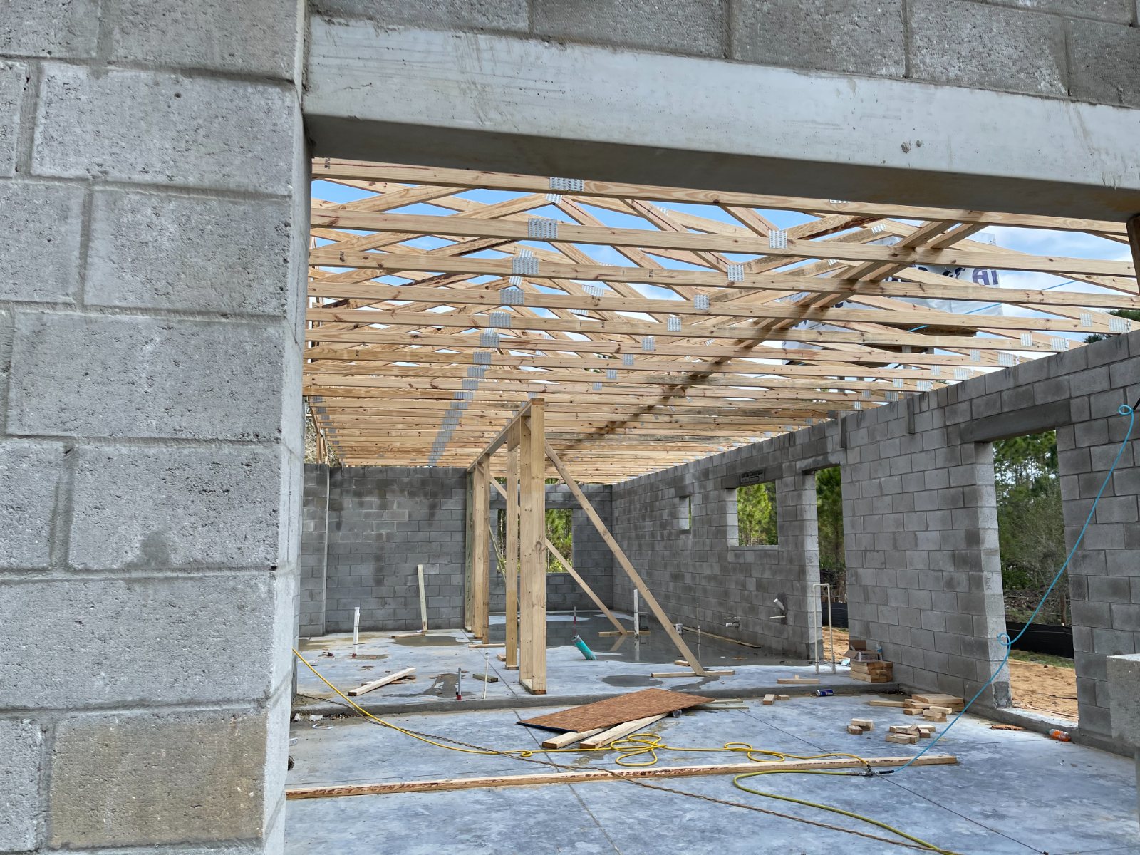 Wood roof trusses set over block walls
